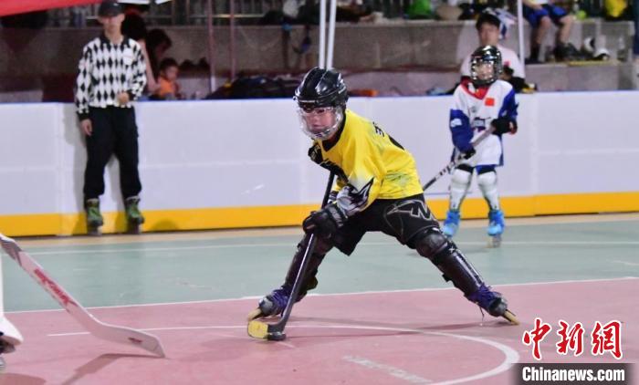 200余名两岸轮滑青少年在福建福鼎上演速度与激