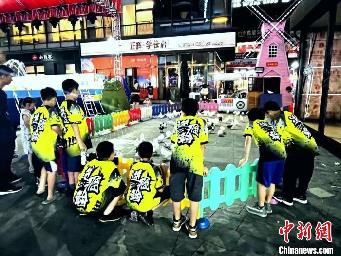 200余名两岸轮滑青少年在福建福鼎上演速度与激