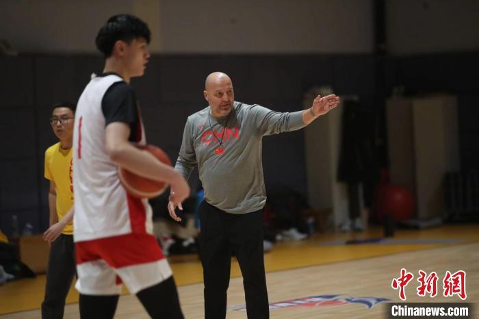 世预赛两连胜收官：杜锋退任后，中国男篮在乔