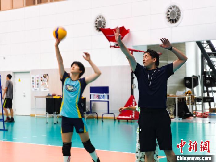 中日排球互鉴互促加藤阳一引领天津青年队首日
