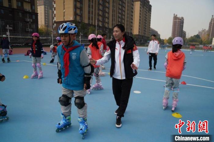 庞清佟健开讲校园体育课，作为特派体育老师鼓