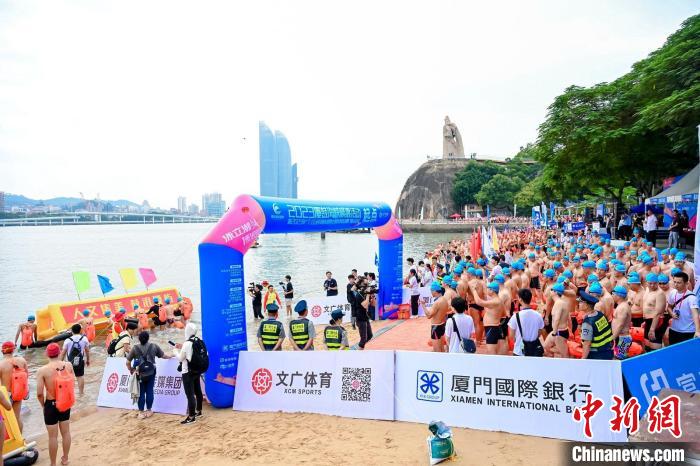 千人搏浪海峡 厦门市民勇