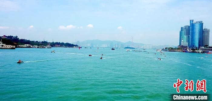 千人搏浪海峡 厦门市民勇立潮头