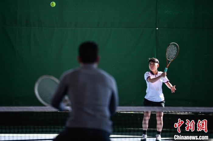 西藏业余网球挑战赛在拉萨市北郊赛马场圆满落