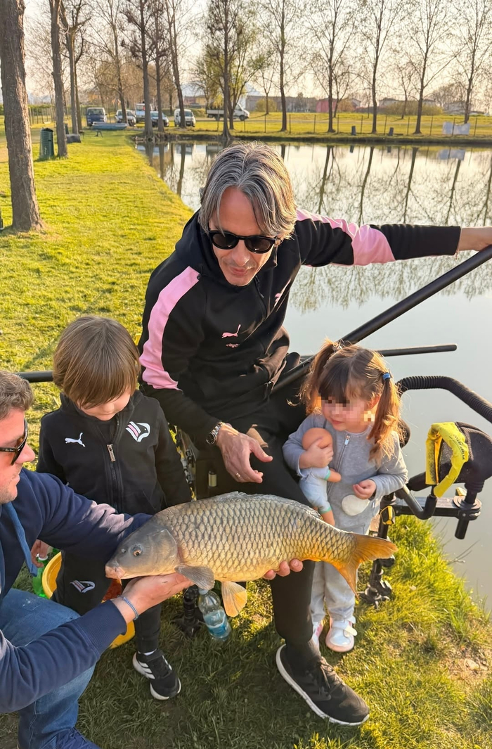 AC米兰名宿马尔蒂尼带娃钓鱼寓教于乐传递足球哲