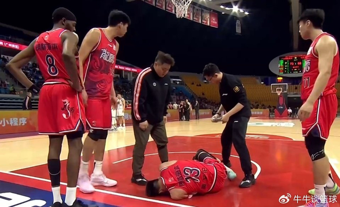 郭艾伦遭熟人诈骗近千万 赛季报销引关注