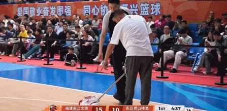 青岛男篮惨败福建 王奕博犯规引争议