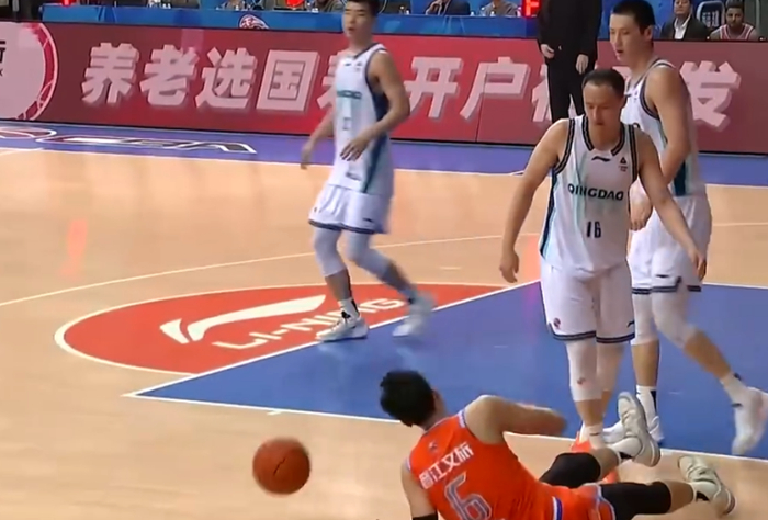 青岛男篮惨败福建 王奕博犯规引争议
