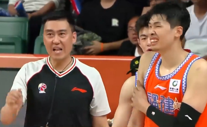 青岛男篮惨败福建 王奕博犯规引争议