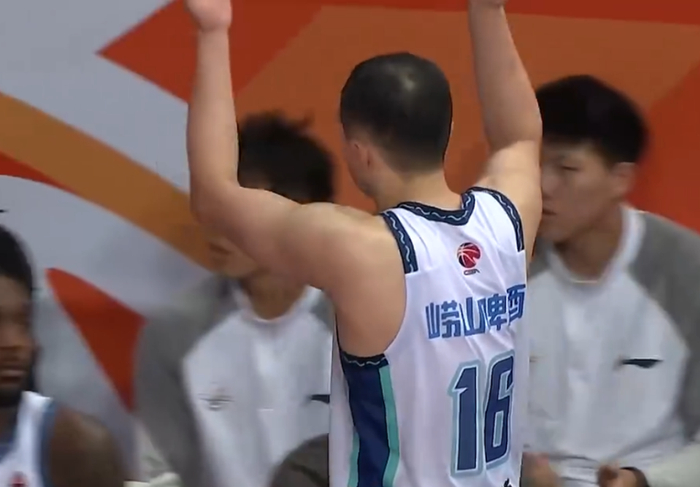 青岛男篮惨败福建 王奕博犯规引争议